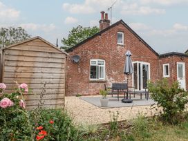 A garden with a table and chairs at Sunny Croft in Broadmayne near Dorchester