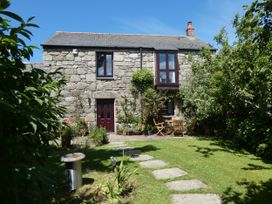 A house with garden furniture and flowers at Brunnion House St Ives