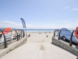A beach with chairs and a caravan at Beach Retreat in Looe