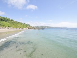A beach with water and boats at Beach Retreat in Looe