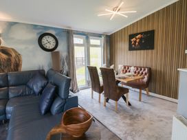 A living room with a sofa and dining area at 16 Badgers Retreat in Richmond