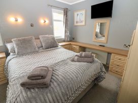 A bedroom with a bed and a television at 16 Badgers Retreat in Richmond