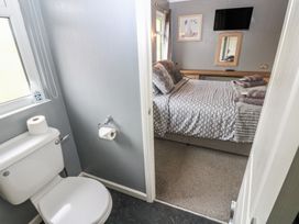 A bedroom with a bed and television at 16 Badgers Retreat in Richmond