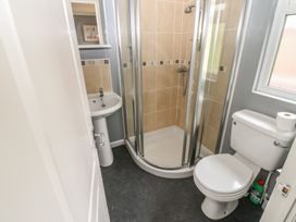 A bathroom with a shower, sink, and toilet at 16 Badgers Retreat in Richmond