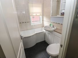A bathroom with a bath tub, sink, and toilet at 16 Badgers Retreat in Richmond