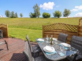 An outdoor dining area with a table and chairs at 16 Badgers Retreat in Richmond