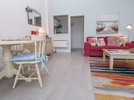 A living room with a dining table and chairs at Beachcomber in Marazion