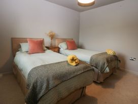 A bedroom with two single beds at Cegin Foch Chwilog