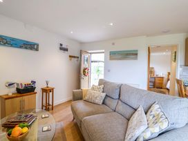 A living room with a sofa and coffee table at Cawsand in Tideford