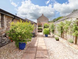 A garden with a pathway and potted plants at Cawsand in Tideford