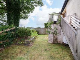 A garden with stairs leading to a door at Cawsand in Tideford