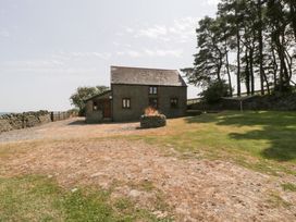 A house surrounded by grass and trees at Penrhiwarwydd Barn in Pontywaun