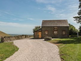 A house with a gravel driveway at Penrhiwarwydd Barn, Pontywaun