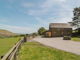 A house with a gravel driveway at Penrhiwarwydd Barn in Pontywaun
