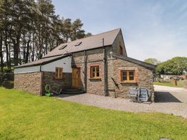 A house exterior with a garden at Penrhiwarwydd Barn Pontywaun