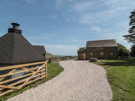 An outdoor view of a gravel pathway and a building at Penrhiwarwydd Barn in Pontywaun