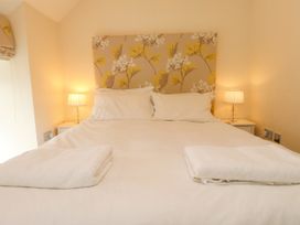 A bedroom with a double bed and bedside lamps at Tan Y Goeden in Morfa Nefyn