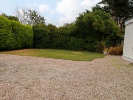 A garden with grass and gravel path at Tan Y Goeden in Morfa Nefyn