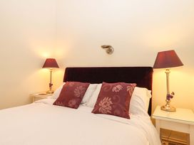 A bedroom with a bed and bedside lamps at Avenue Park Villa in Torquay