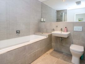 A bathroom with a bathtub, sink, and toilet at Welymora in Pwllheli