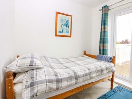 A bedroom with a single bed and a window at Welymora in Pwllheli