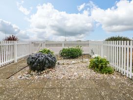 A garden area with stones and flowers at Welymora Pwllheli
