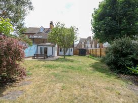 A garden with a table and chairs at Tilly's Retreat in Hunstanton