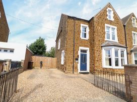 A house exterior with a blue door and gravel driveway at Tilly's Retreat in Hunstanton