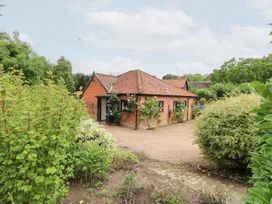 A house with a garden and gravel driveway at Lowbrook Cottage in Dickleburgh near Diss