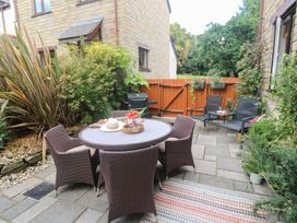 A garden with a dining table and chairs at Tranquility in Falmouth