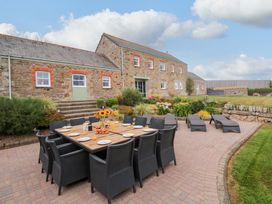 An outdoor dining area with table and chairs at Silvermine House in Charlestown