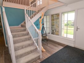 An entrance with a staircase and windows at Silvermine House in Charlestown
