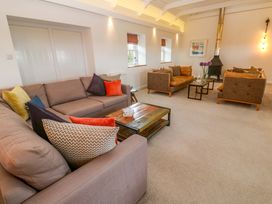 A living room with sofas and coffee table at Silvermine House in Charlestown