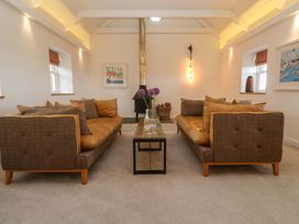 A living room with sofas and a coffee table at Silvermine House in Charlestown