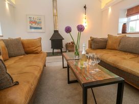 A living room with sofas, a coffee table, and a fireplace at Silvermine House in Charlestown