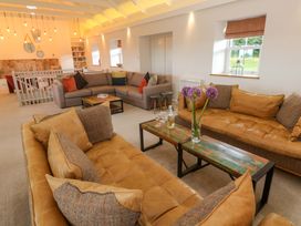 A living room with sofas and a coffee table at Silvermine House in Charlestown