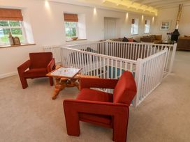 A living room with red chairs and a table at Silvermine House in Charlestown