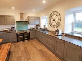 A kitchen with cabinets and appliances at Silvermine House Charlestown