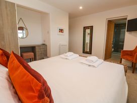 A bedroom with a bed and desk at Silvermine House in Charlestown