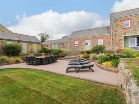 An outdoor area with tables and chairs at Silvermine House in Charlestown