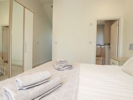 A bedroom with towels on a bed at Little Pippin Carlyon Bay near St Austell