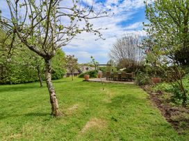 A garden with a table and chairs at Lily Cottage in Looe