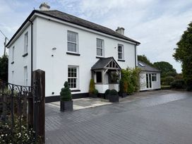 A house with garden and pathway at Penlaurel Launceston