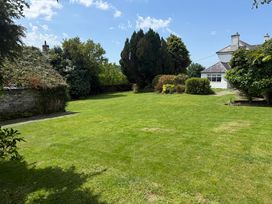 A garden with grass and trees at Penlaurel in Launceston