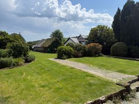 A garden with grass and shrubs at Penlaurel in Launceston