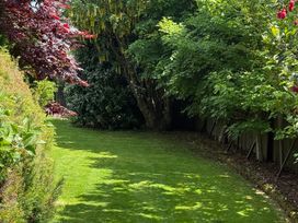 A garden with grass and trees at Penlaurel in Launceston