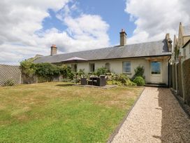 A house with patio seating and garden at Mappowder Cottage in Buckland Newton near Dorchester