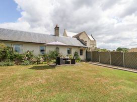 A garden with patio set and umbrella at Mappowder Cottage Buckland Newton near Dorchester