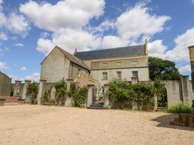A house with walls and plants in the outdoor area at Mappowder Cottage Buckland Newton near Dorchester