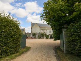 A house with a gravel driveway at Mappowder Cottage in Buckland Newton near Dorchester